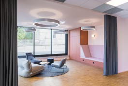 Coworking Space Raum51 in Ingelheim Innenarchitektur und Design Lounge mit Sitzgelegenheiten und rosa Polster 