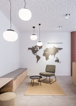 Reisebüro Einhausen Innenarchitektur Design - Wartebereich, Sitzbank Ahornholz, Weltkarte, mediterranes Design 