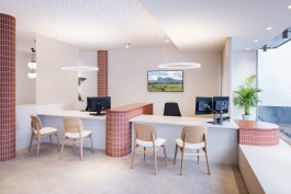 Reisebüro Einhausen Innenarchitektur Design - Beratungstische, Beige- und Rottöne, Beratungsdisplay, transluzente Trennwand 